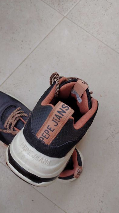 Продавам мъжки обувки маратонки естествена кожа Nike