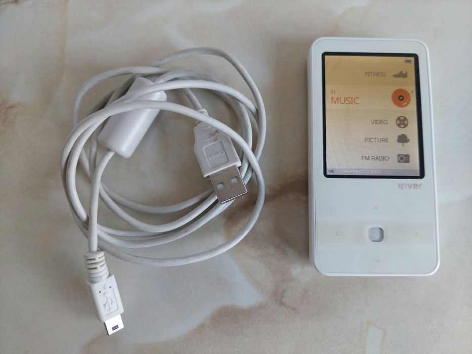 Vând iRiver E300 alb fără probleme + cablu de date BONUS //poze reale