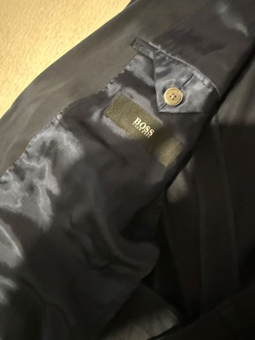 Костюм на Boss перфектен