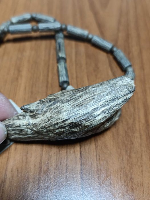 Колие с висулка от агарово дърво