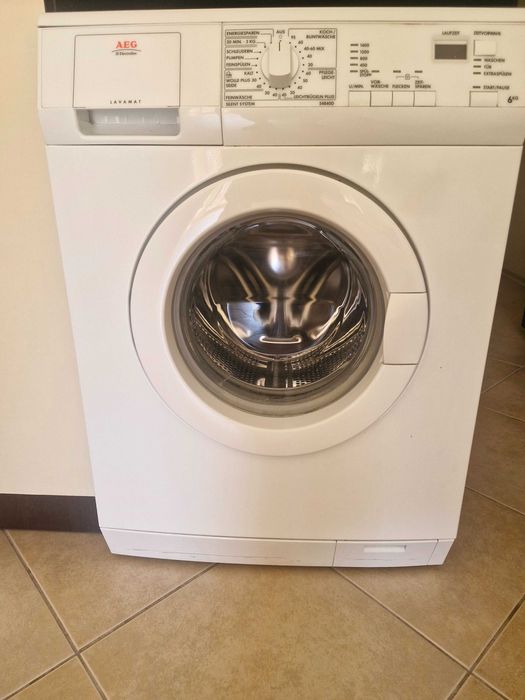 Продава се пералня AEG