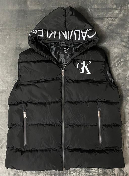 Vând vesta noua de bărbați Calvin Klein