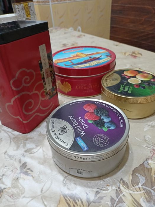 Металлические баночки - коробочкии две светящие игрушки