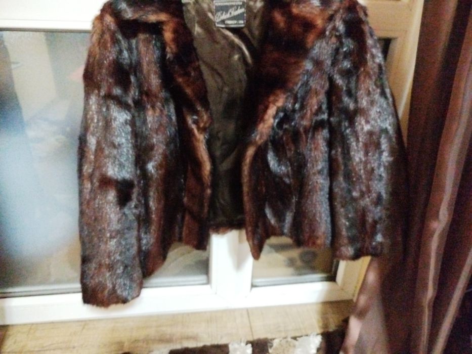 Vând haina de blană naturală