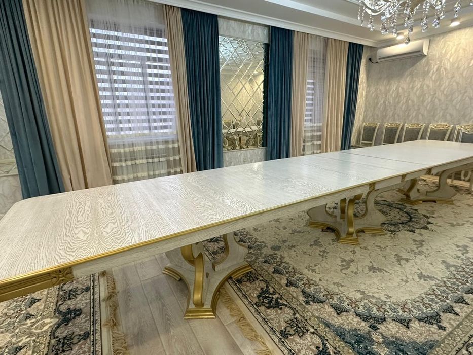 Гостевой стол в отличном состоянии