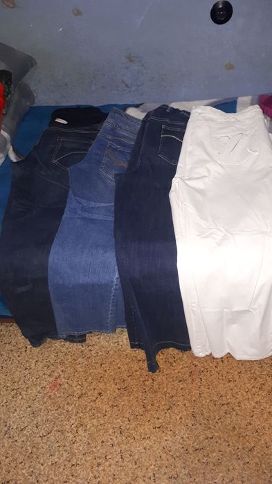 Джинсы разных цветов, джинсовые юбки.