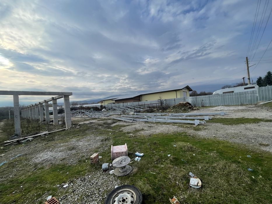 Продавам не довършена складова база