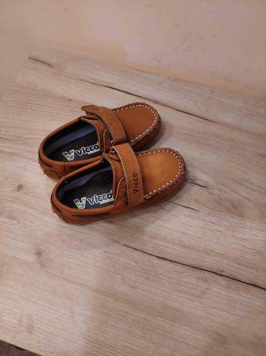 Продавам детски обувки- три чифта