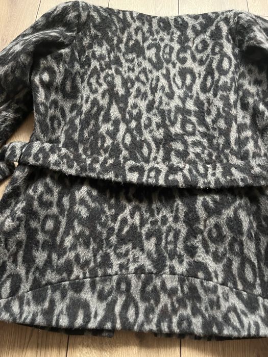 Сиво вълнено палто