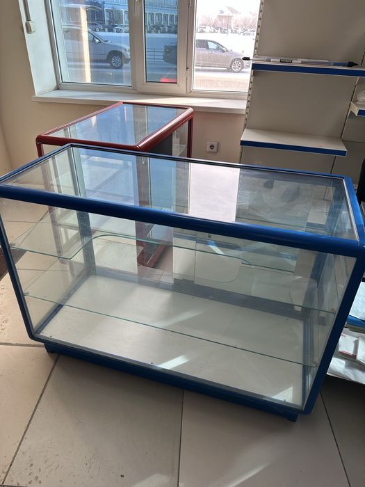 Витрины, стеллажи