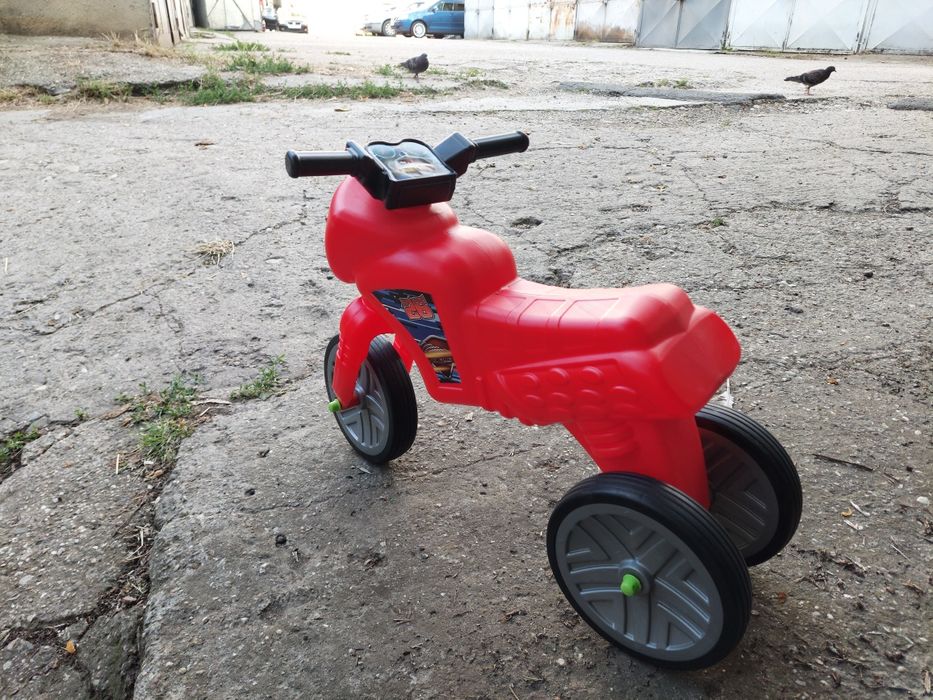Bicicleta copii una cu pedale, cealalta fara pedale