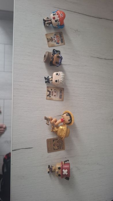 Vând 6 figurine one pieces ou kinder