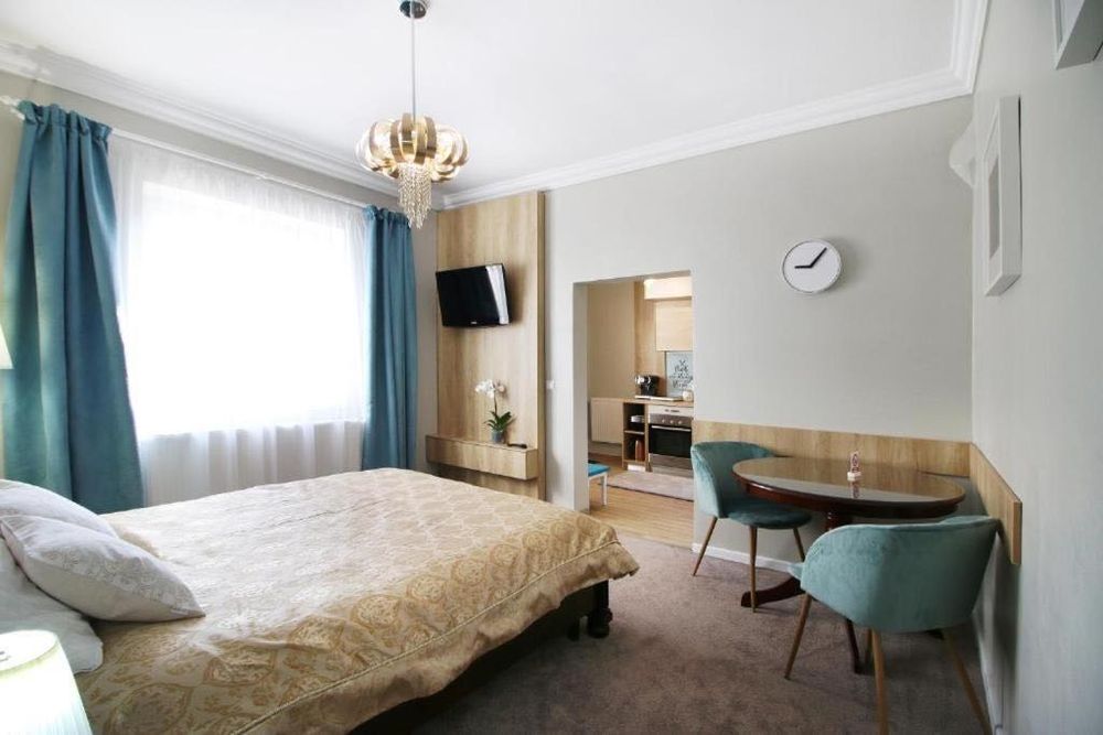 Cazare camera Apartamnet 1 2 3 4 studio garsoniera camera persona airbnb booking sibiu pensiune casa de vacanta de buget  ieftin  central parcare gara