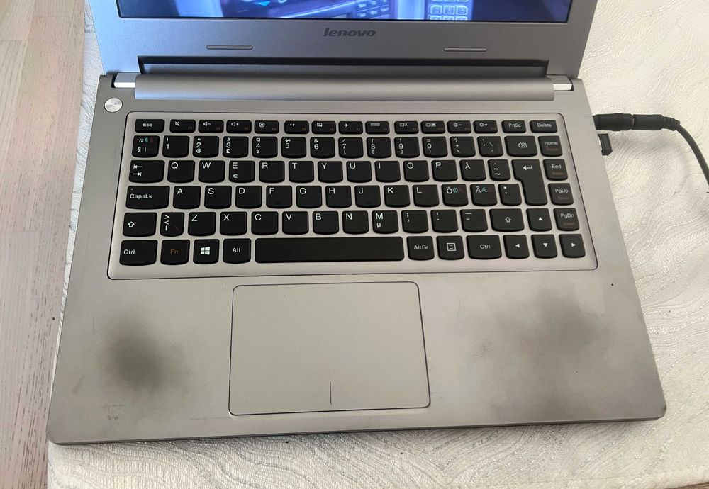 Laptop Lenovo M30-70 i3 8GB HDD HDMI fara alimentator defect baterie