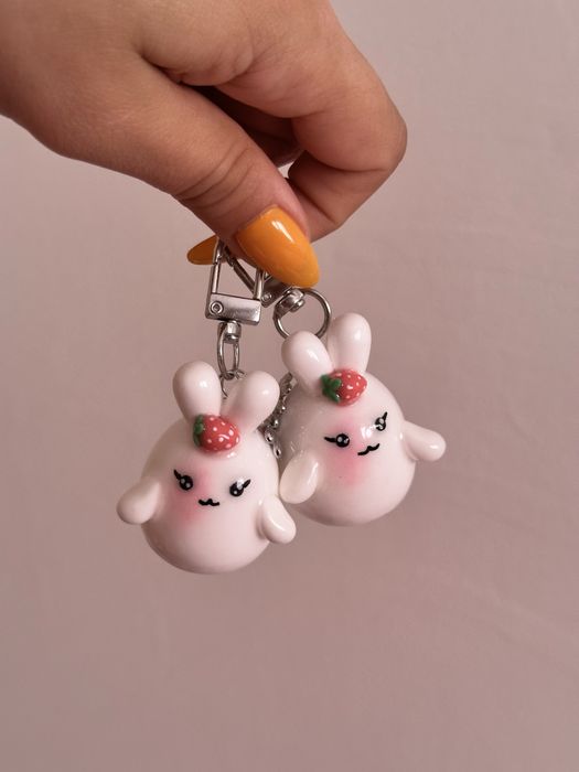 Ръчно изработен ключодържател от глина - зайче с ягодка