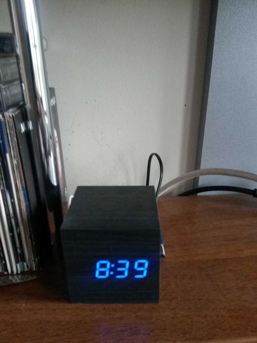 Дигитална станция часовник, темп., аларма, календар