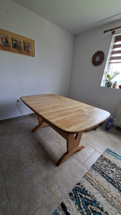 Masă  extensibilă de 4 la 6 persoane din lemn masiv.