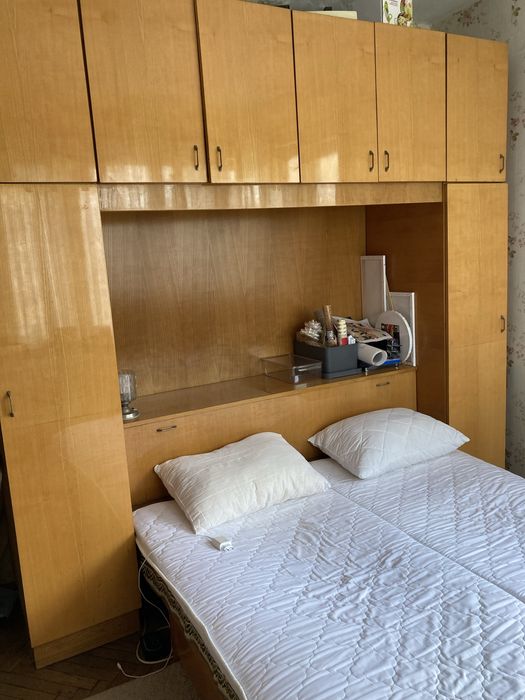 Спалня с надстройка ,вградена ракла и гардероби отстрани на спалнята