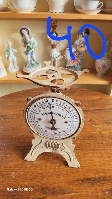 Винтидж  бебешка люлка с декоративен дизайн от ковано желязо от средат