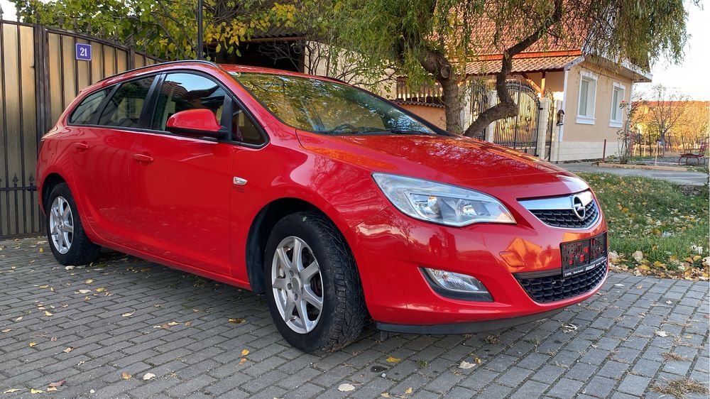 Opel astra j 1.7 eco dizel/ 2011 /pilot automat/dublu climatronic/cauciucuri iarna vara /