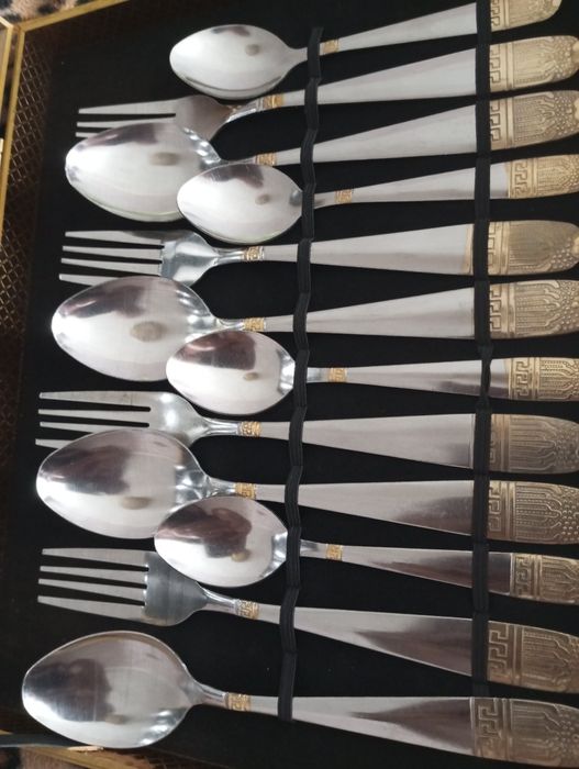 Продам чемоданчик со столовыми приборами