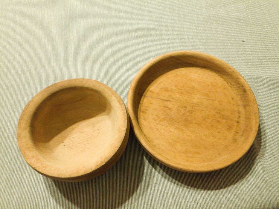 Две дървени купи