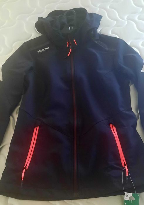 Дамско ветроупорно яке за планински трекинг
70 лв