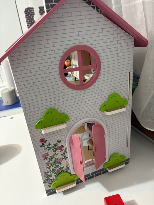 Casa de păpuși din lemn