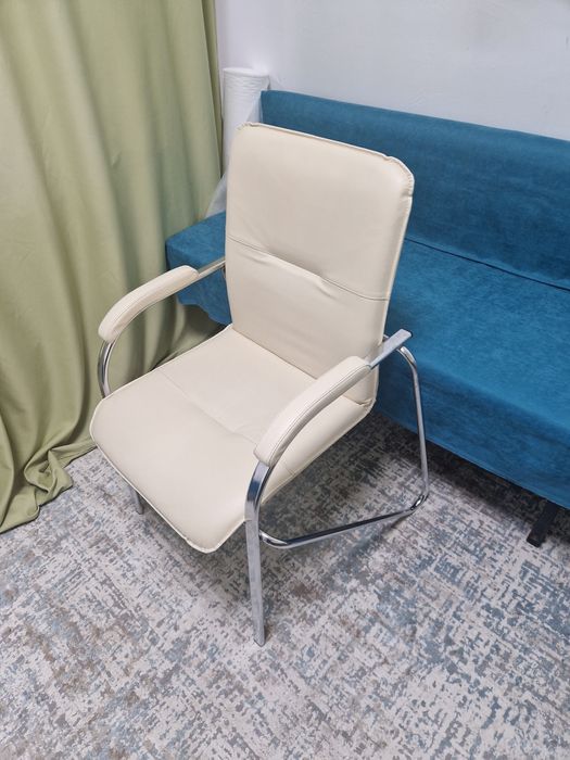 Кушетка, кресло, стульчики