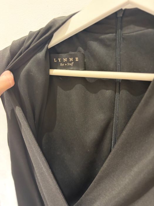 Salopetă elegantă Lynne neagră cu curea aurie – mărimea S