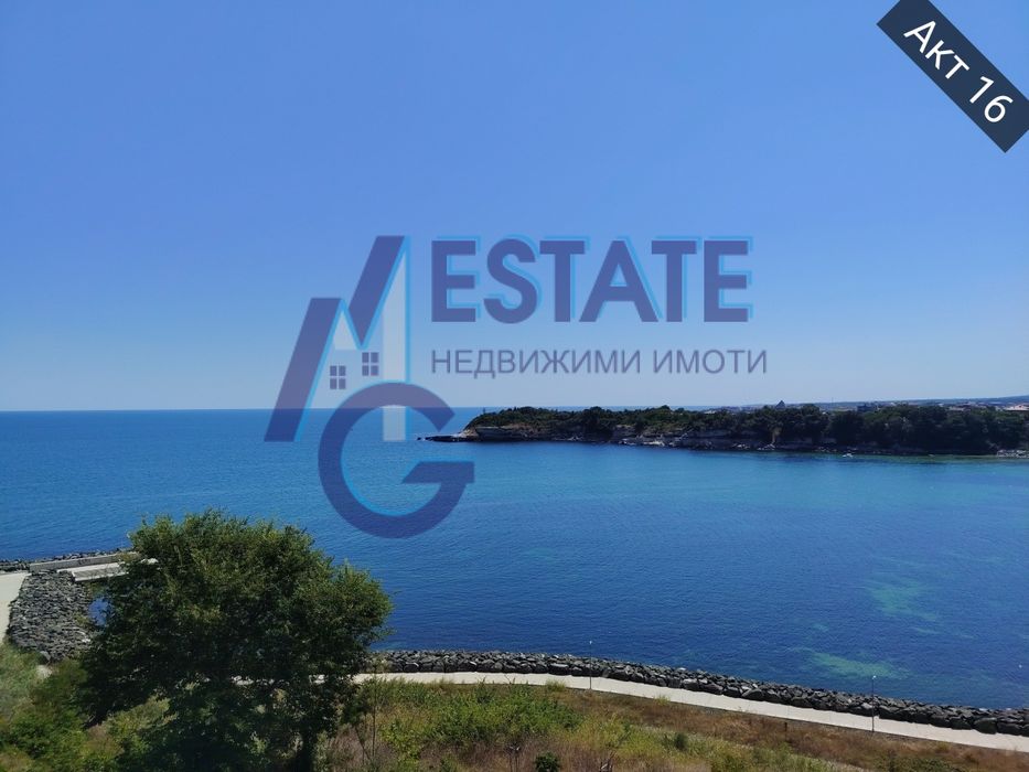 Фронтална гледка море. Първа линия море. Тристаен апартамент в гр.