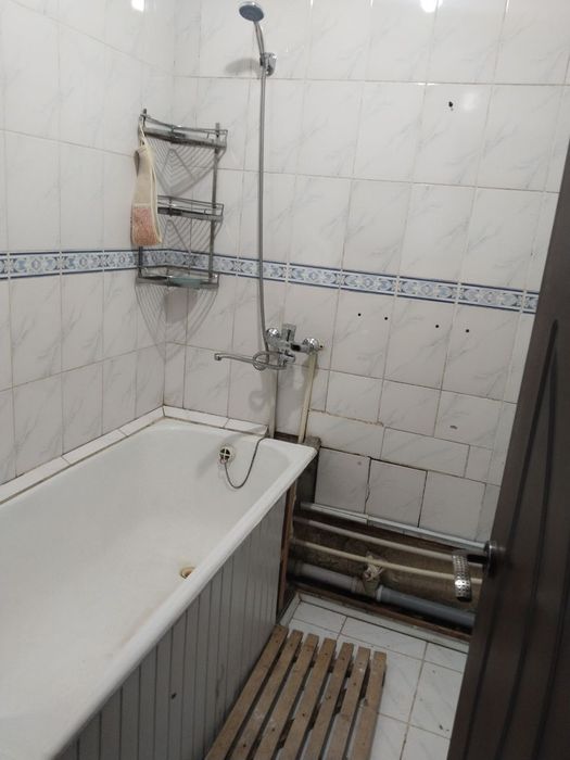 Arinda 3 xona 4 etaj 9 mikrarayon  makler xizmati bor