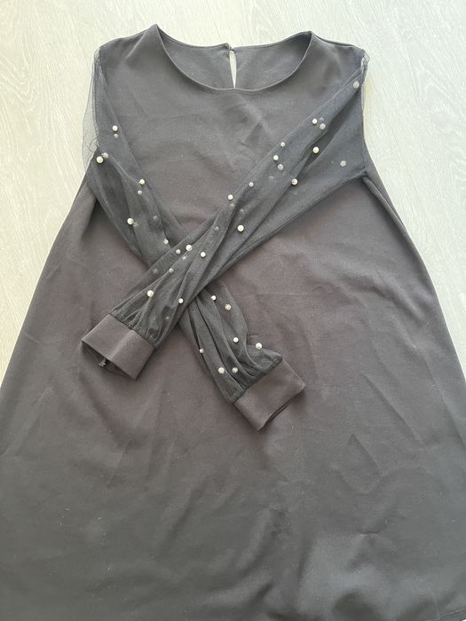 Дамска черна рокля с бели перли на ръкавите