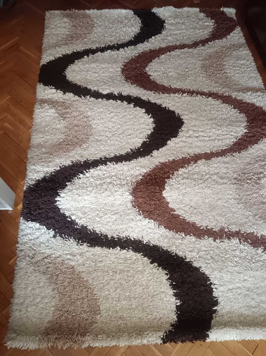 Рошав килим в бежово