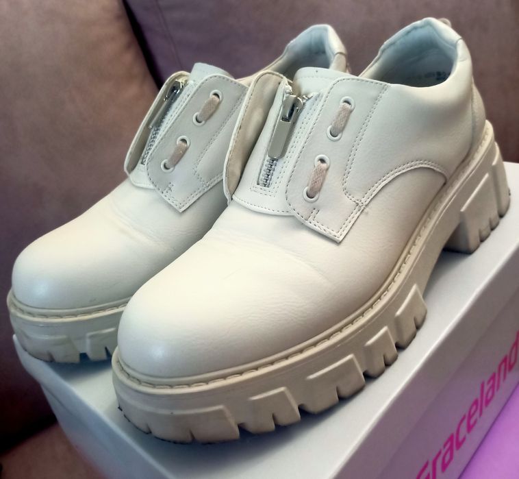 Бежови обувки с грайфер