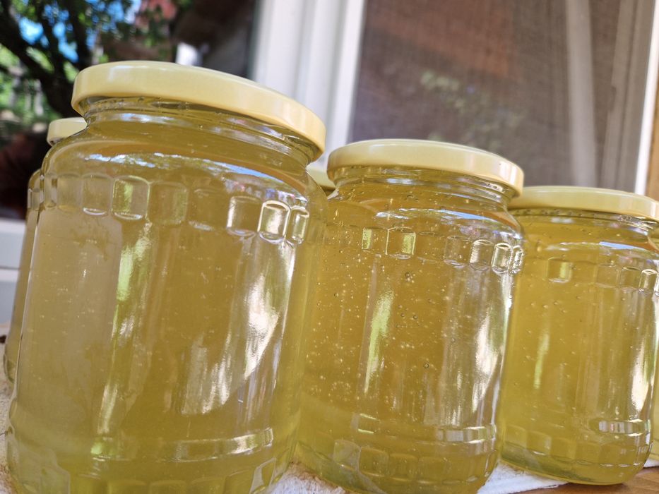 Miere Curată și Naturală – Recoltată cu Grijă din Stupină Proprie!