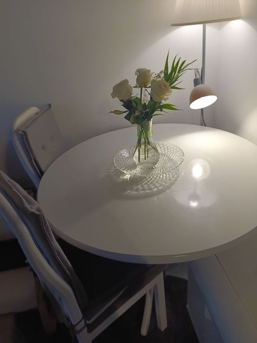 Superoferta!! Masa Mobexpert alba ca nouă cu 2 scaune