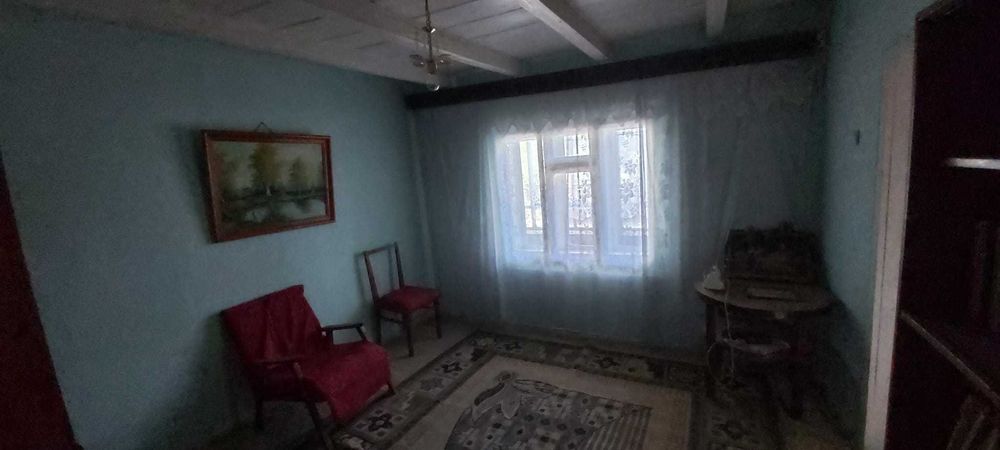 Vand casa veche in centrul localitatii Vladeni