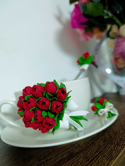 Set de cafea/ceai personalizat cu lalele modelate din lut polimeric