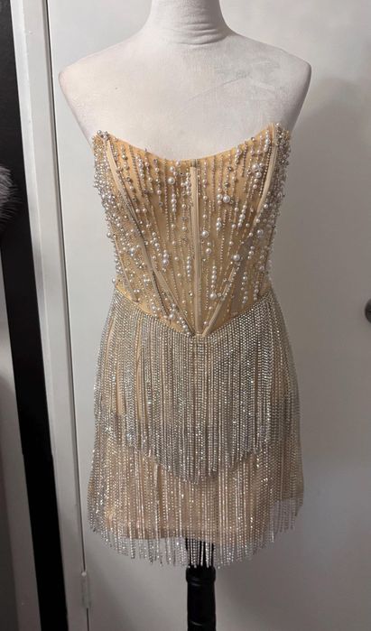 Rochie mini midi, cu corset nude și detalii spectaculoase