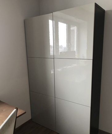 Белый шкаф полками