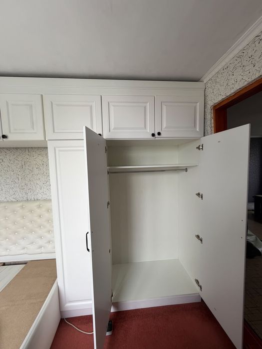 Продам стенку б/у с кроватью