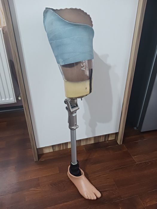 Vând proteză picior drept