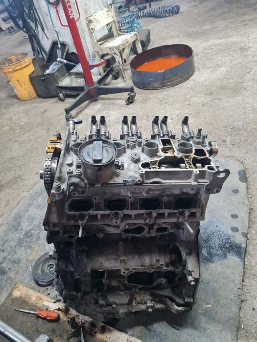 Двигатель на авто.