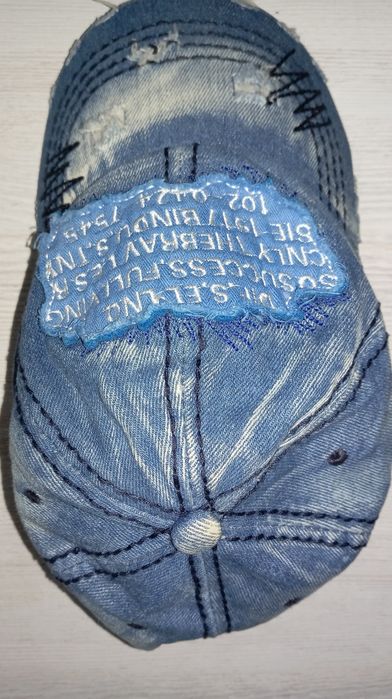 Джинсовая кепка.