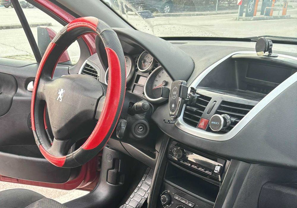 продавам  пежо 207