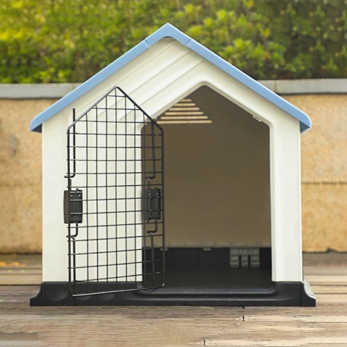 Пластиковый домик для собак большого размера.