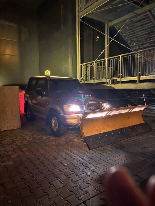 Hyundai Galloper deszapezire dotat cu lama de dezapezit