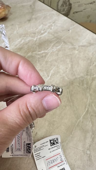 Продам комплект серебряное кольцо и серьги. Новые