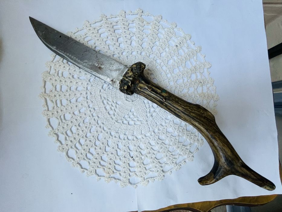 Красив стоманен нож с рог